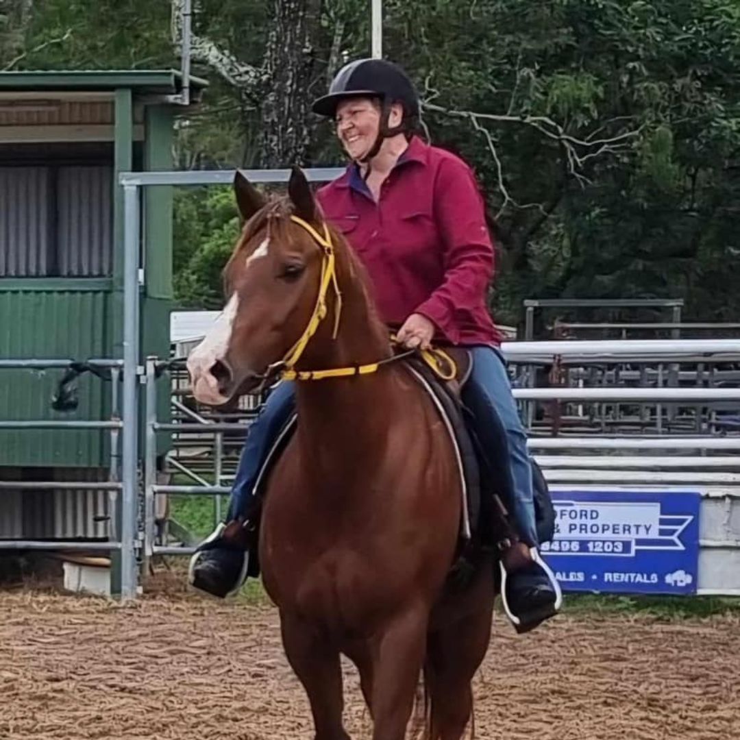 woman riding a horse in a horse riding jeans horizon