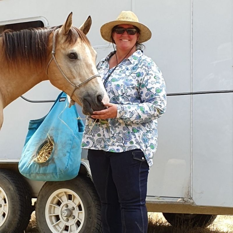 woman in her horizon jeans and floral top