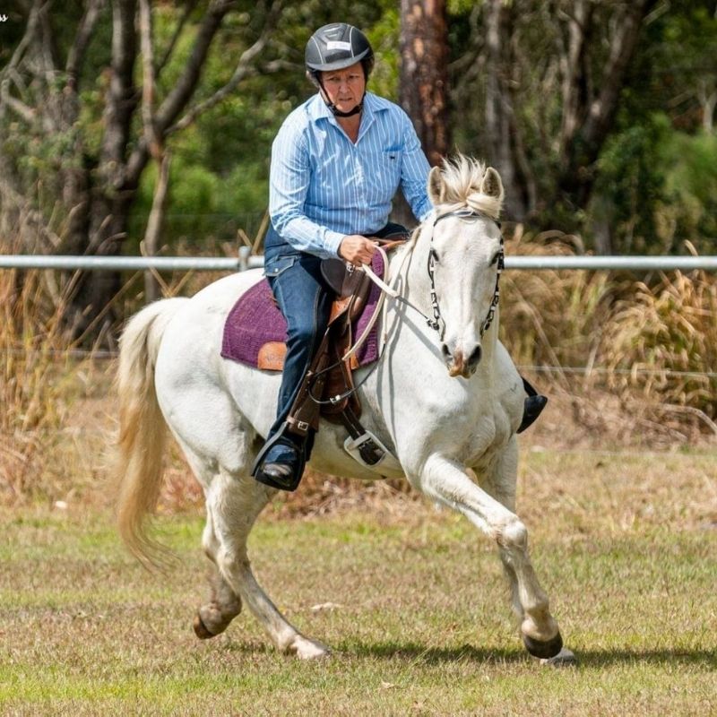 woman in her hprizon jeans and blue long sleeve top