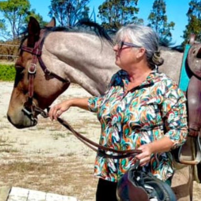 woman_in_ride_proud_riding_shirt_in_aurora