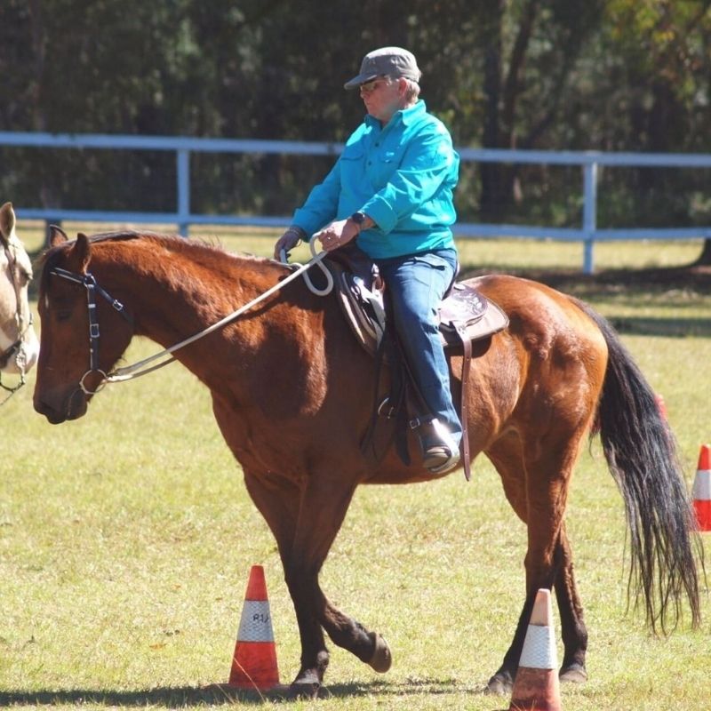womein in hoirzon jeans and blue longs sleeves top